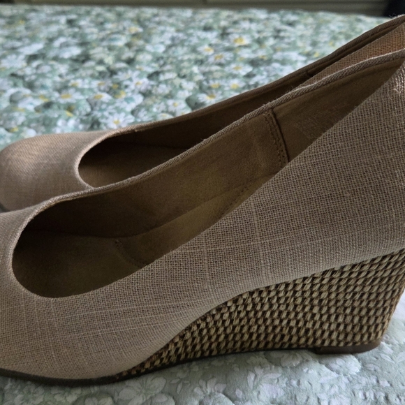 AEROSOLES Women's Tan Wedge Heels - Picture 2 of 7